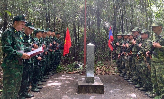 Đồn Biên phòng Hạnh Dịch và Đại đội Bảo vệ biên giới 216 (tỉnh Hủa Phăn) trao đổi tình hình trong quá trình tuần tra. anh-4-1.jpg