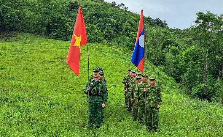 Đội hình tuần tra song phương giữa Đồn Biên phòng Cửa khẩu quốc tế Nậm Cắn và Đại đội Bảo vệ biên giới 221.