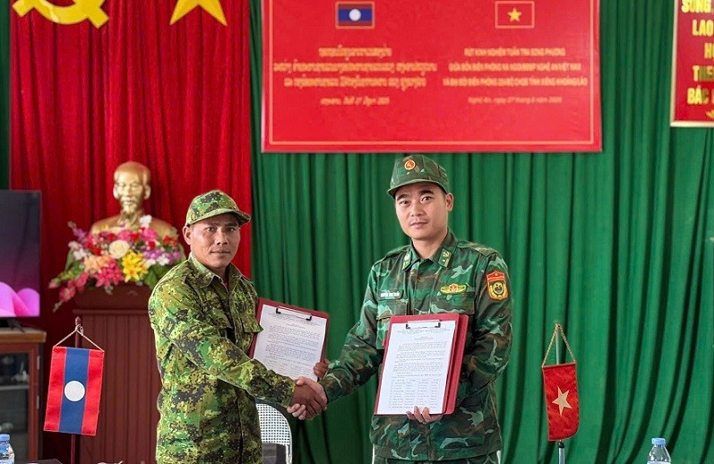 Hai bên trao biên bản ghi nhớ. z6748139214017-8112bf08ab83e4ff00a1ebd8cee8be0f.jpg