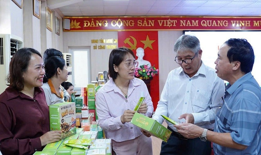 Các đại biểu tham quan gian hàng sản phẩm OCOP Nghệ An. hn4.jpg