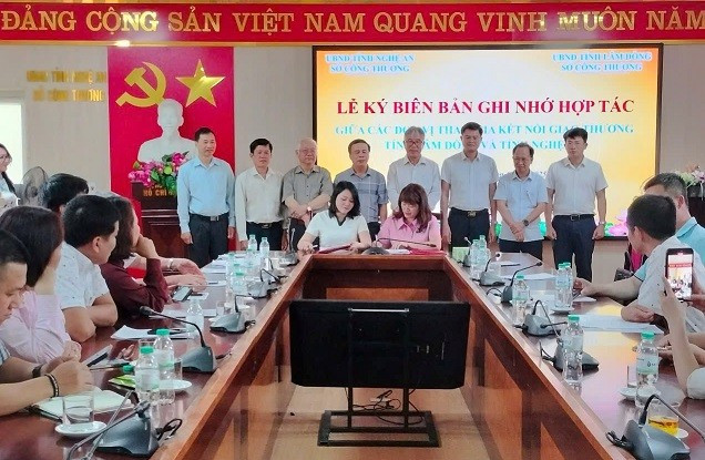 Ký kết hợp tác tiêu thụ sản phẩm giữa Công ty CP Tập đoàn dinh dưỡng Hadalifa (Nghệ An) và Công ty TNHH Nông sản macca Hoài Anh (Lâm Đồng) . Ảnh: THU HUYỀN hn121.jpg