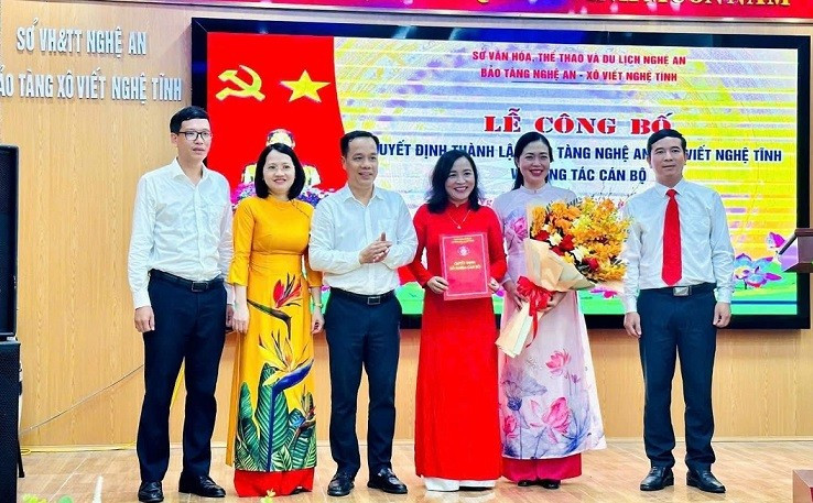 Công bố và trao quyết định thành lập Bảo tàng Nghệ An-Xô Viết Nghệ Tĩnh và công tác cán bộ. 
