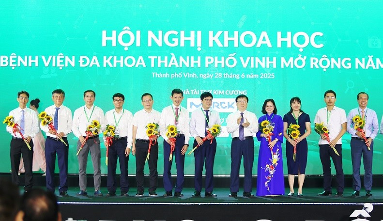 Lãnh đạo Ủy ban nhân dân tỉnh Nghệ An tặng hoa cho đại diện lãnh đạo Bộ Y tế, các sở y tế, các trường địa học, bệnh viện.