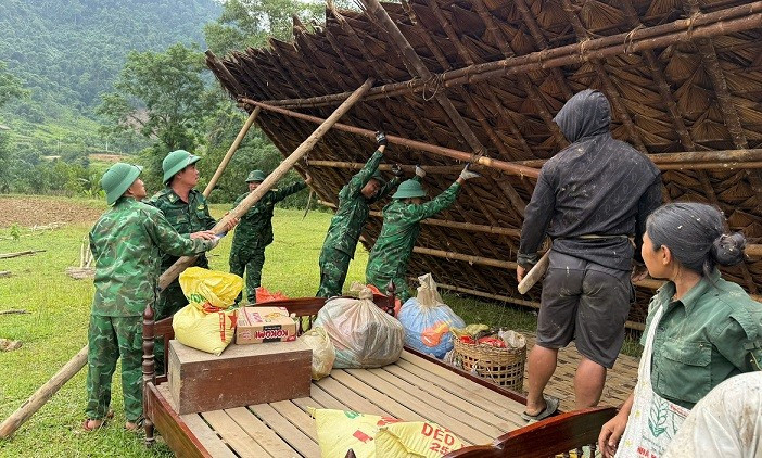 Bộ đội Biên phòng Đồn Môn Sơn giúp đồng bào tháo dỡ nhà cũ.