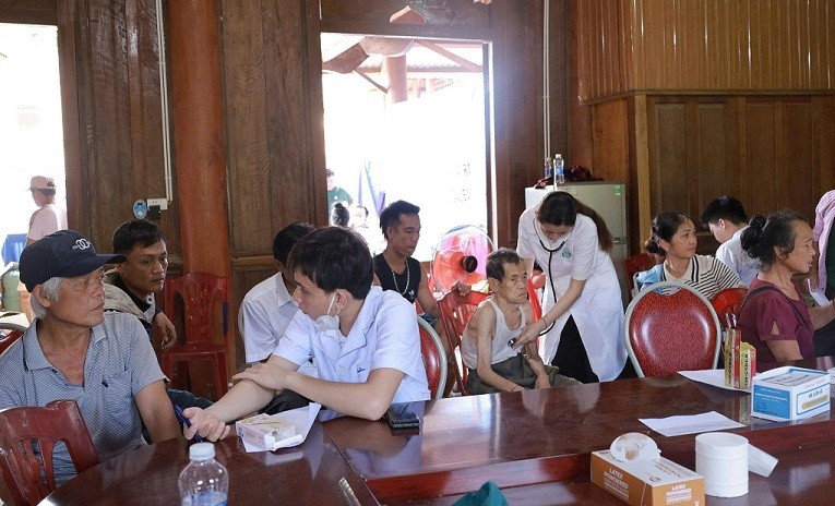 Các bác sĩ Bệnh viện Hữu nghị đa khoa Nghệ An có mặt kịp thời ở vùng lũ để thăm khám và cấp thuốc miễn phí cho đồng bào. z6869520815905-c2eae27da019ae18a081bbeb8c3b70e6.jpg