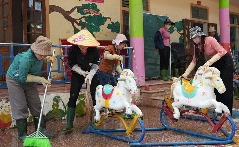 Các giáo viên Trường mầm non Hưng Thịnh (xã Hưng Nguyên) đã vượt hơn 100km để đến với Trường mầm non Chi Khê để khắc phục bão lũ. (Ảnh: MỸ HÀ)