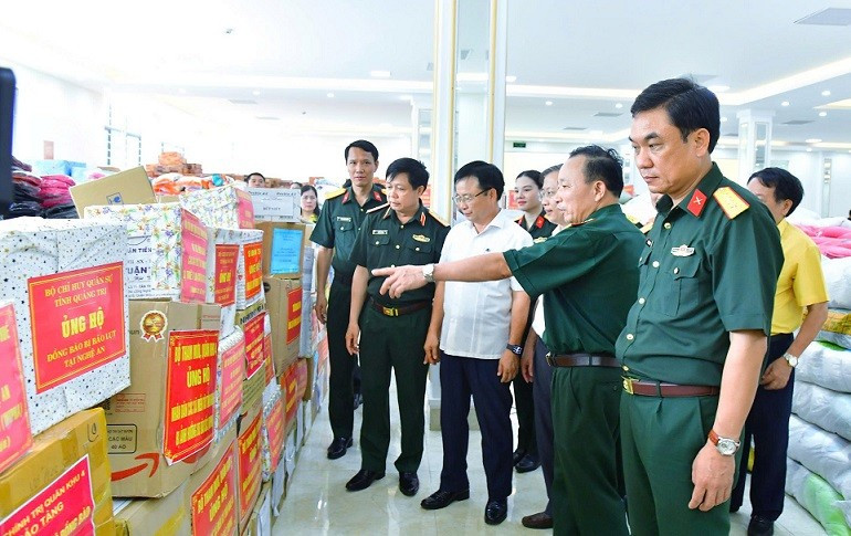 Kiểm tra công tác chuẩn bị vận chuyển hàng hóa đến bàn giao hỗ trợ cho các địa phương. z6883379247825-70a0ed29b03db8977ea2d4d73cb10dd9.jpg