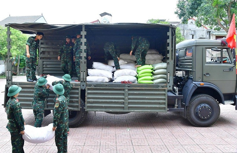 Đưa hàng hóa cứu trợ lên xe. z6883379309077-df8c34d615f732c16964c79c6aba45da.jpg