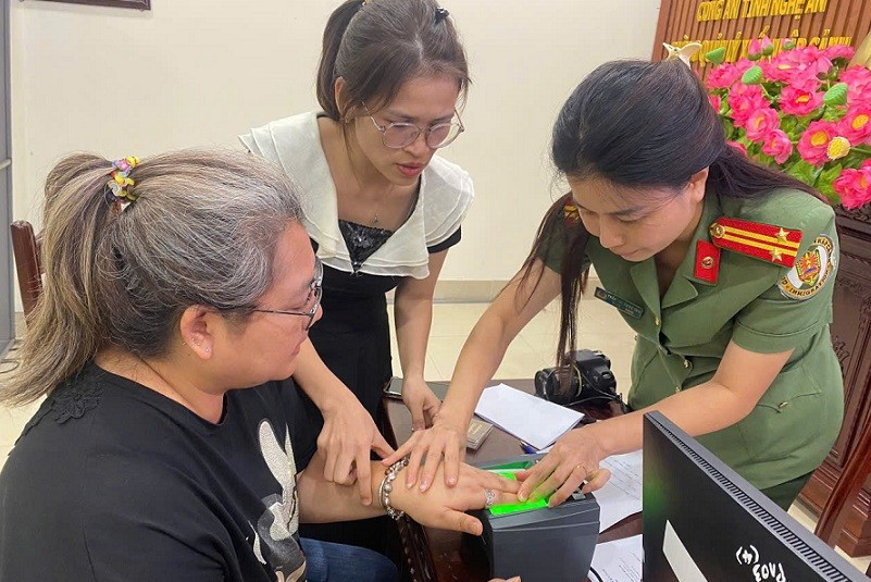 Làm các thủ tục cấp tài khoản định danh điện tử mức độ 2 cho người nước ngoài. z6764606254916-b0cbc0ef8e5de540213ce0f54feff442.jpg