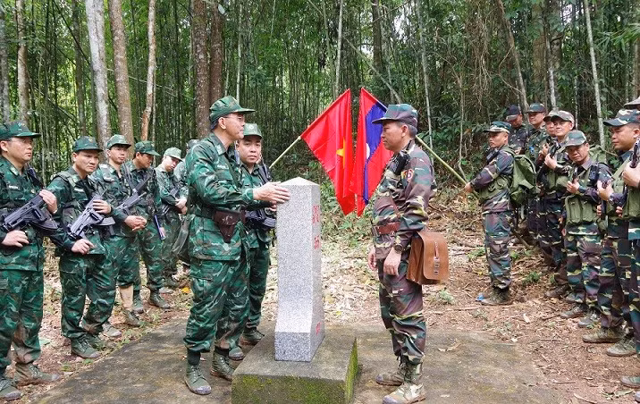 Hai đội trưởng trao đổi tình hình liên quan đến an ninh biên giới ngay tại cột mốc.