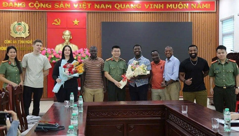Công an Nghệ An tiếp đón chu đáo, tặng hoa những người nước ngoài đến làm làm thủ tục cấp tài khoản định danh điện tử. z6764606246287-a5aa1b34d8ba12a82e8b0f49e545aa33.jpg