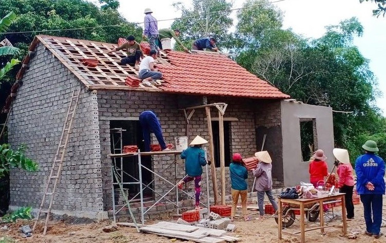 Hội Phụ nữ Yên Thành hỗ trợ hội viên xóa nhà tạm. (Ảnh: MAI HOA)