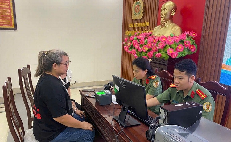 Cán bộ Phòng Quản lý xuất nhập cảnh hướng dẫn chu đáo các thủ tục cấp tài khoản định danh điện tử mức độ 2 cho người nước ngoài.