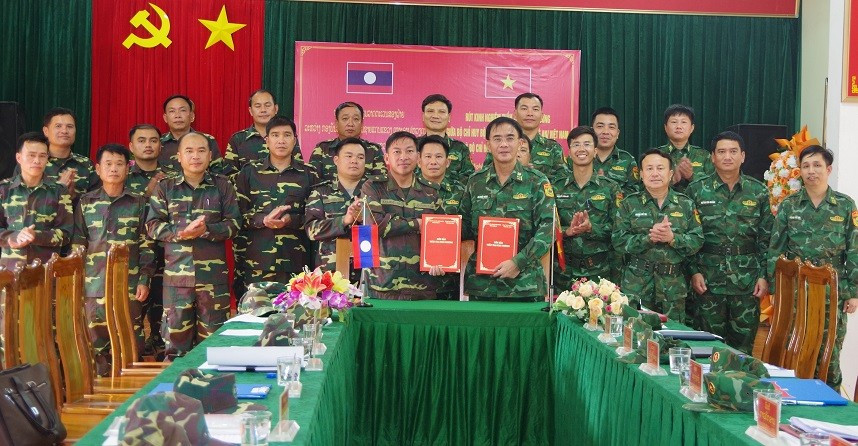 Hai bên tiến hành trao biên bản ghi nhớ hoạt động tuần tra. anh-9.jpg