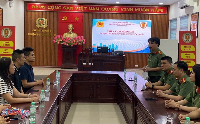 Lãnh đạo Phòng Quản lý xuất nhập cảnh (Công an Nghệ An) gặp gỡ những người nước ngoài đầu tiên đến làm thủ tục cấp tài khoản định danh điện tử mức độ 2. z6764606272356-a9007dc464276b5ceaf457f87e436633.jpg