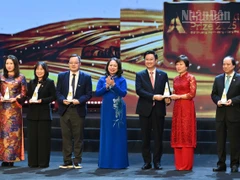 Đồng chí Võ Thị Ánh Xuân, Ủy viên Trung ương Đảng, Phó Chủ tịch nước Cộng hòa xã hội chủ nghĩa Việt Nam trao các giải thưởng năm Giải thưởng Human Act Prize 2025.