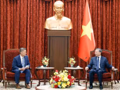 Tổng Bí thư, Chủ tịch nước Tô Lâm tiếp Quyền Bộ trưởng Bộ Hải quân Hoa Kỳ Hùng Cao. Ảnh: TTXVN.