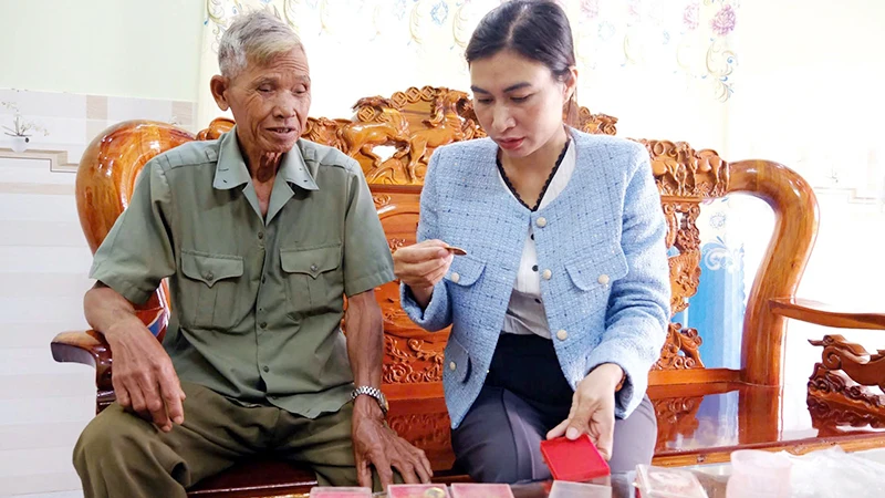 Già làng K’Diệp kể về những kỷ vật cất giữ cẩn thận hàng chục năm qua.
