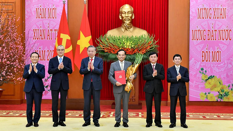 Tổng Bí thư Tô Lâm trao Quyết định về đổi tên Ban Kinh tế Trung ương cùng chức năng, nhiệm vụ, tổ chức bộ máy, phân công, bổ nhiệm Trưởng ban và các Phó Trưởng ban Chính sách, Chiến lược Trung ương. Ảnh | ĐĂNG KHOA