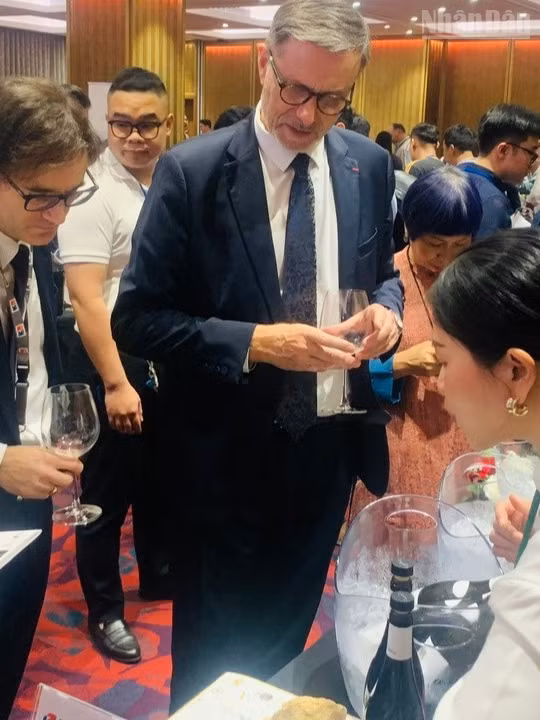 Đại sứ Pháp tại Việt Nam Olivier Brochet thử rượu vang tại sự kiện. (Ảnh: KIỀU GIANG)