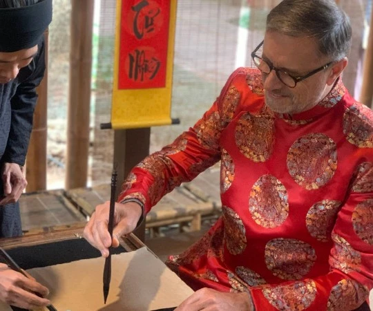 Đại sứ Pháp trải nghiệm văn hóa Việt