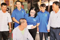 GS, TS Ngô Thị Phương Lan, Hiệu trưởng Trường đại học Khoa học xã hội và Nhân văn cùng giảng viên, sinh viên trẻ thăm người có công ở An Giang.