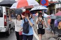 Người dân nô nức tìm kiếm vị trí đẹp để xem lễ sơ duyệt. 