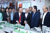 Bên lề Đại hội, các đại biểu tham quan gian hàng của Công ty cổ phần Khoa học công nghệ Việt Nam (Busadco). 