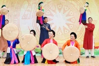 Nhà hát Múa rối Việt Nam biểu diễn tiết mục "Trảy hội Xuân” tại điểm Trường phổ thông dân tộc bán trú trung học cơ sở Lũng Cú.