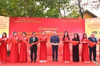 Các đại biểu cắt băng khai mạc chuỗi hoạt động. 