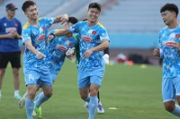 Đỗ Duy Mạnh (giữa) hào hứng tập luyện cùng các đồng đội. (Ảnh: VFF)