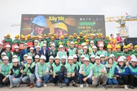 Đại biểu tham dự chương trình cùng các cán bộ, nhân viên và người lao động dự án chụp hình kỷ niệm. (Ảnh: BẢO LONG)