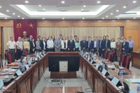 Đại biểu Việt Nam và Đoàn công tác chụp ảnh lưu niệm tại lễ bế mạc đợt làm việc ngày 11/12/2025.