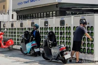 Mô hình trạm đổi pin sử dụng nguồn điện 220V thông thường, tương thích với hạ tầng điện sinh hoạt phổ biến tại Việt Nam.