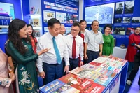 Các đại biểu tham quan gian trưng bày của các đơn vị báo chí.