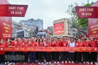 Các đại biểu cùng đông đảo người dân trước vạch xuất phát Ngày chạy Olympic 2026. (Ảnh: THỦY NGUYÊN)
