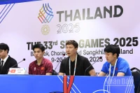 Huấn luyện viên Kim Sang Sik và cầu thủ Nguyễn Đình Bắc tại buổi họp báo sau trận đấu chiều 15/12. (Ảnh: XUÂN SƠN)