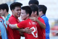 Thanh Nhàn ăn mừng cùng các đồng đội sau chiến thắng kịch tính. (Ảnh: HOÀNG MINH)