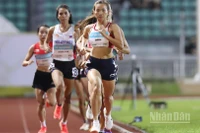 Hoàng Thị Oanh vượt các đối thủ trên đường chạy. (Ảnh: HOÀNG MINH)