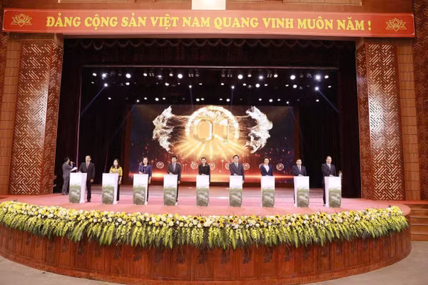 Các đại biểu thực hiện nghi thức triển khai Dự án khu công nghiệp Đoan Hùng - AMATA City Phú Thọ.