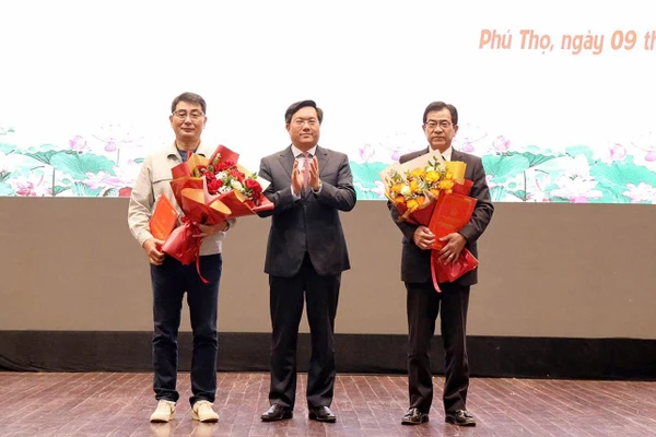 Chủ tịch Ủy ban nhân dân tỉnh Trần Duy Đông trao giấy chứng nhận đăng ký đầu tư cho 2 dự án điện tử, bán dẫn.