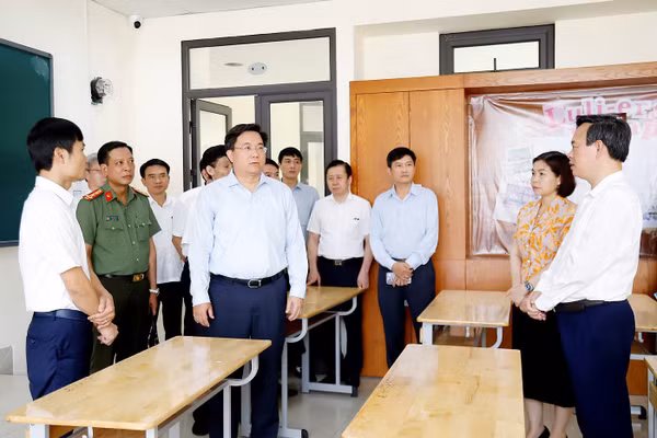 Chủ tịch Ủy ban nhân dân tỉnh Trần Duy Đông kiểm tra công tác chuẩn bị tại điểm thi trung học phổ thông chuyên Hùng Vương.