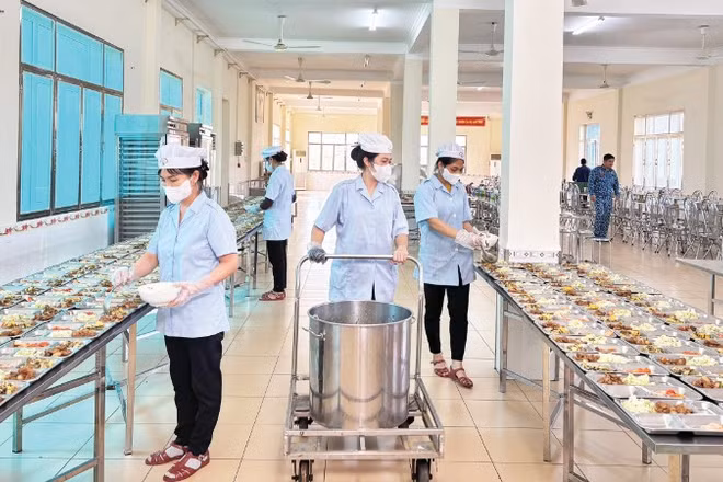 Nhân viên hậu cần Lữ đoàn 189 chuẩn bị suất ăn cho bộ đội.