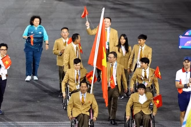 Đoàn thể thao người khuyết tật Việt Nam diễu hành tại Lễ khai mạc Paralympic Paris 2024. (Ảnh: tdtt.gov.vn) 