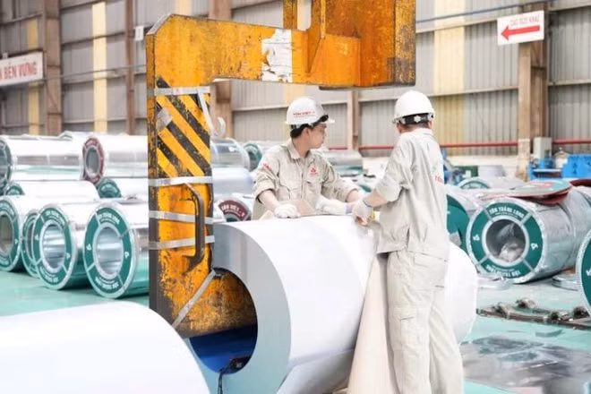 Sản xuất thép trong nước. (Ảnh : TTXVN)