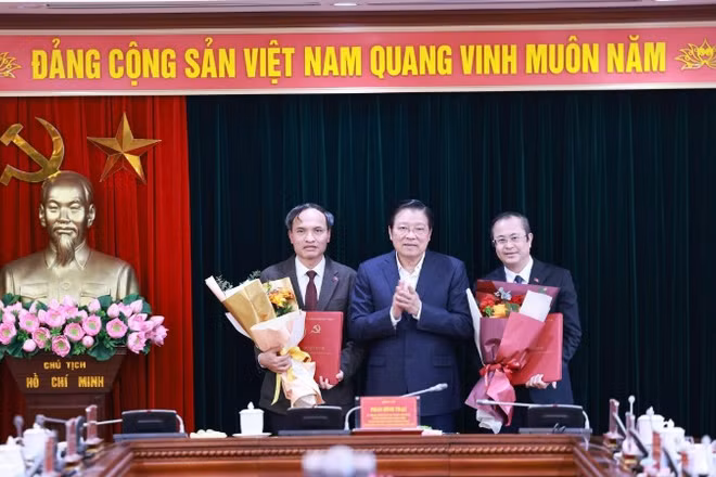 Đồng chí Phan Đình Trạc, Ủy viên Bộ Chính trị, Bí thư Trung ương Đảng, Trưởng Ban Nội chính Trung ương trao các Quyết định điều động, bổ nhiệm cho các cán bộ của Ban.