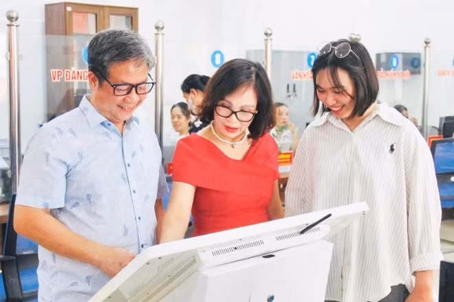 Người dân trải nghiệm ứng dụng công nghệ tại Trung tâm phục vụ hành chính công xã Yên Bình, tỉnh Lào Cai.