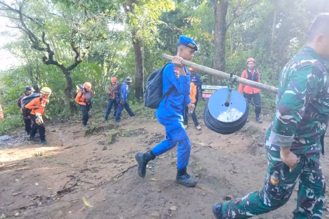 Một trực thăng của không quân tham gia tìm kiếm đã phát hiện một mảnh cửa sổ máy bay trong khu rừng trên sườn núi Bulusaraung. Ngay sau đó, lực lượng cứu hộ mặt đất tìm thấy nhiều mảnh vỡ lớn, được cho là phần thân chính và đuôi máy bay, nằm rải rác trên một sườn núi dốc. (Ảnh: THX/TTXVN)
