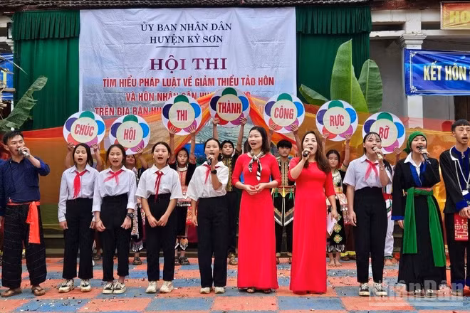Truyền thông về phòng chống tảo hôn và hôn nhân cận huyết thống ở các xã vùng núi cao tỉnh Nghệ An.