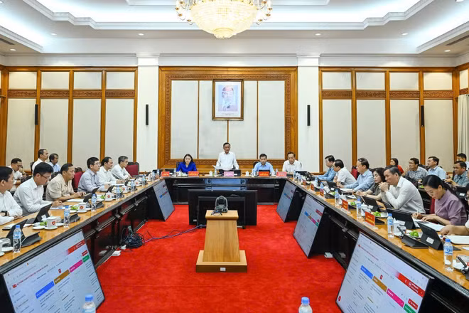 Quang cảnh cuộc họp về Hệ thống giám sát, điều hành thông minh và Hệ thống quản lý công việc, đánh giá cán bộ trên môi trường số. (Ảnh: DUY LINH)